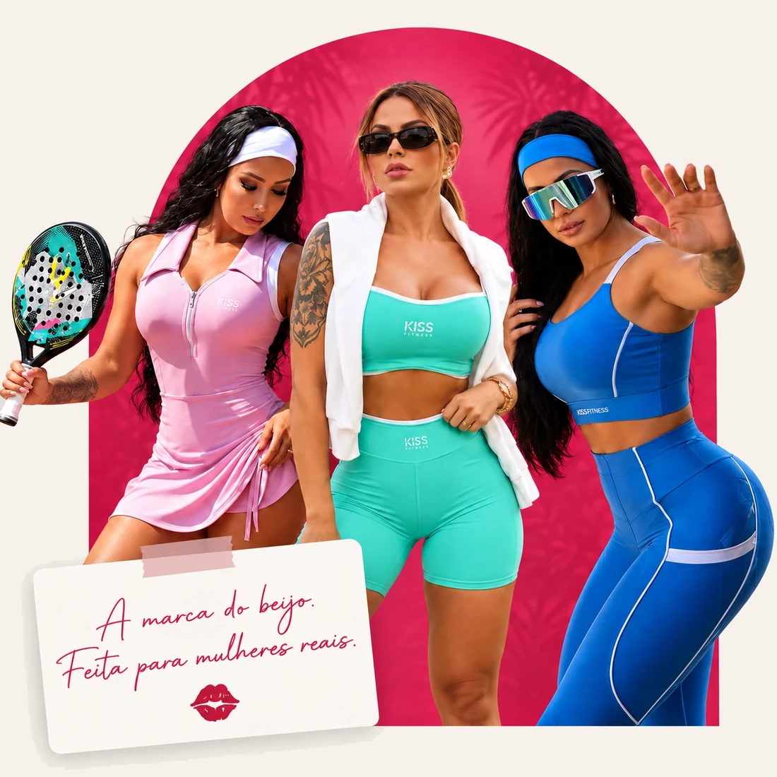 Três modelos com looks Kiss Fitness: vestido de beach tennis rosa, conjunto verde e conjunto azul. A marca do beijo, feita para mulheres reais.